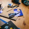 Olló, iskolai, 18 cm, balkezes, FISKARS, csillámos kék