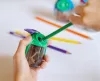 Hegyező, kétlyukú, tartályos, KORES "Migoo", vegyes szín