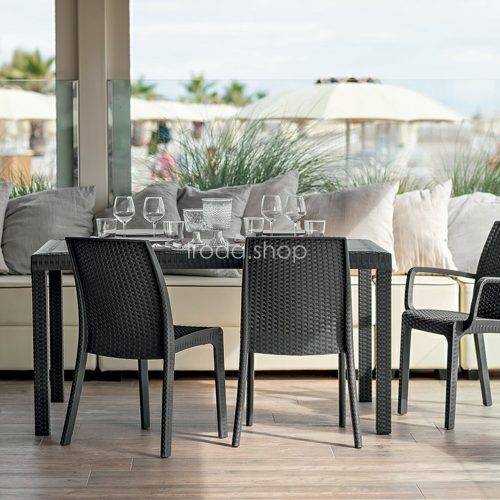 Hella műanyag kerti asztal