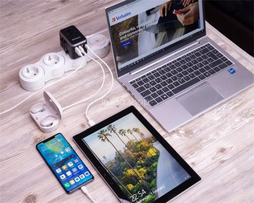 Utazóadapter, univerzális, USB-A(QC 3.0)/USB-C(PD61W)2xUSB, VERBATIM "UTA-04"